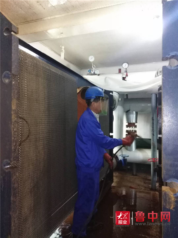 天津能源集团陈塘热电公司集控运行人员李高阳和同事李建辉、李胜越来到厂房